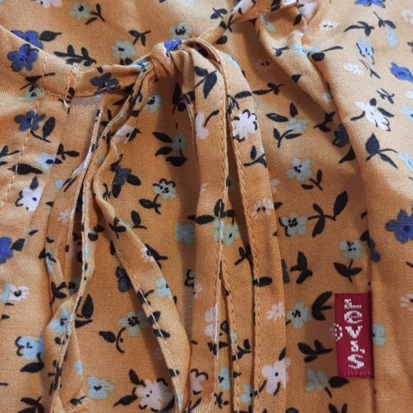 Levi's blouse. size Medium. Wrap style Tie front Yellow and white design - Picture 7 of 13